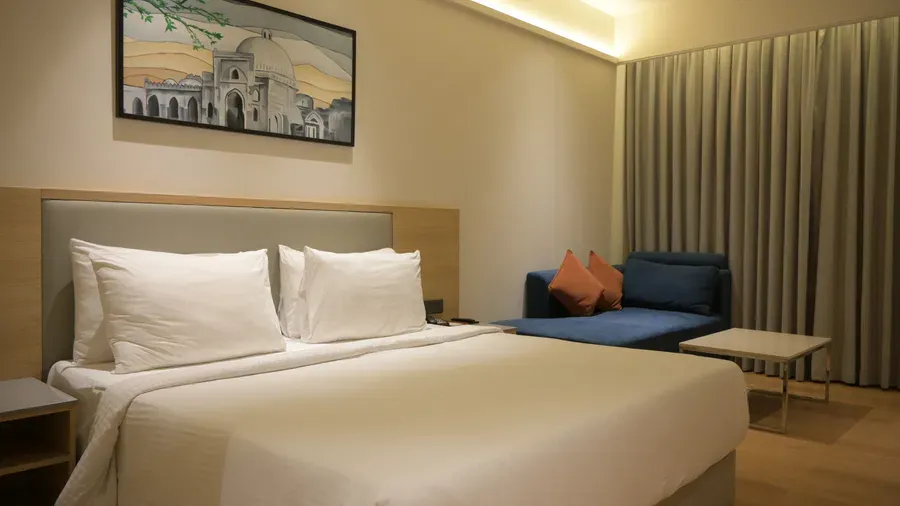 Guest room at Geeta Sarovar Portico